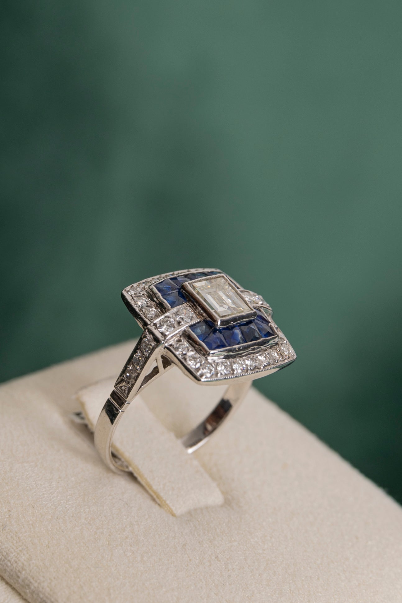 Sortija Art Déco de Zafiro y Diamantes