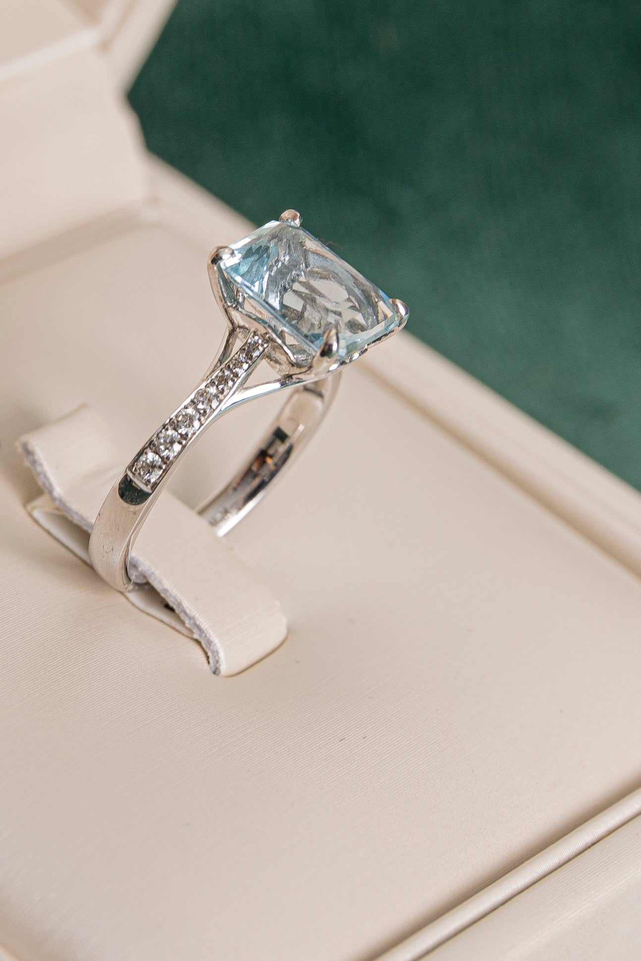 Solitario de Aguamarina y Diamantes