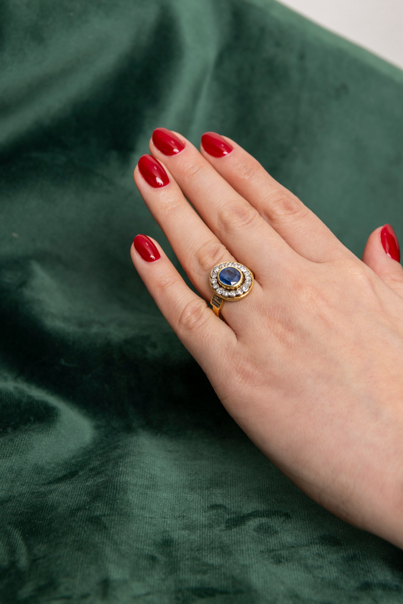 1980s Sapphire and Diamond Ring