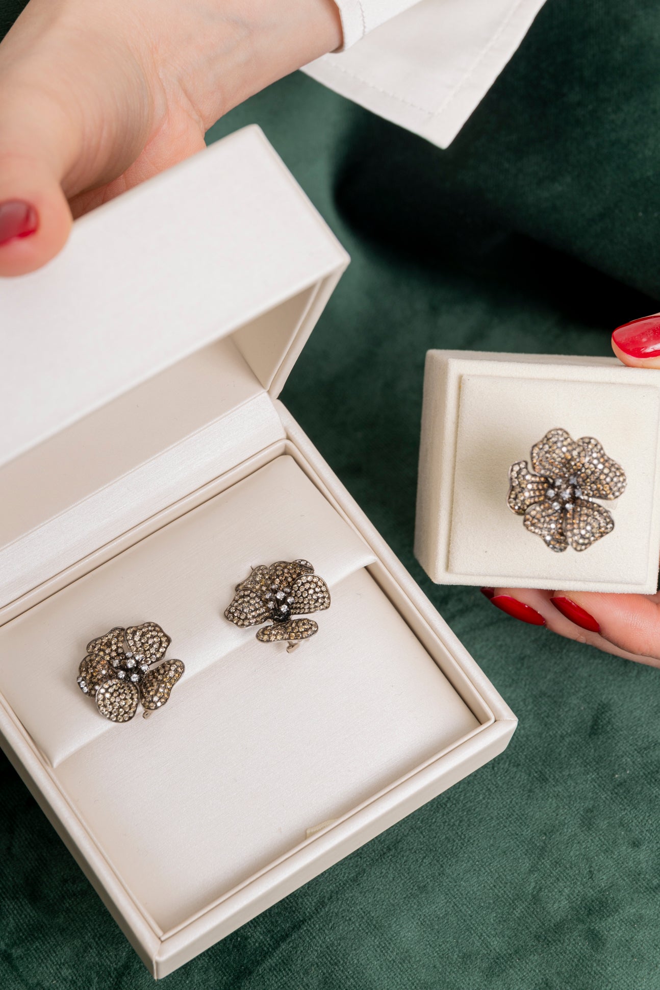 Conjunto de Pendientes y Sortija Flores de Diamantes Brown