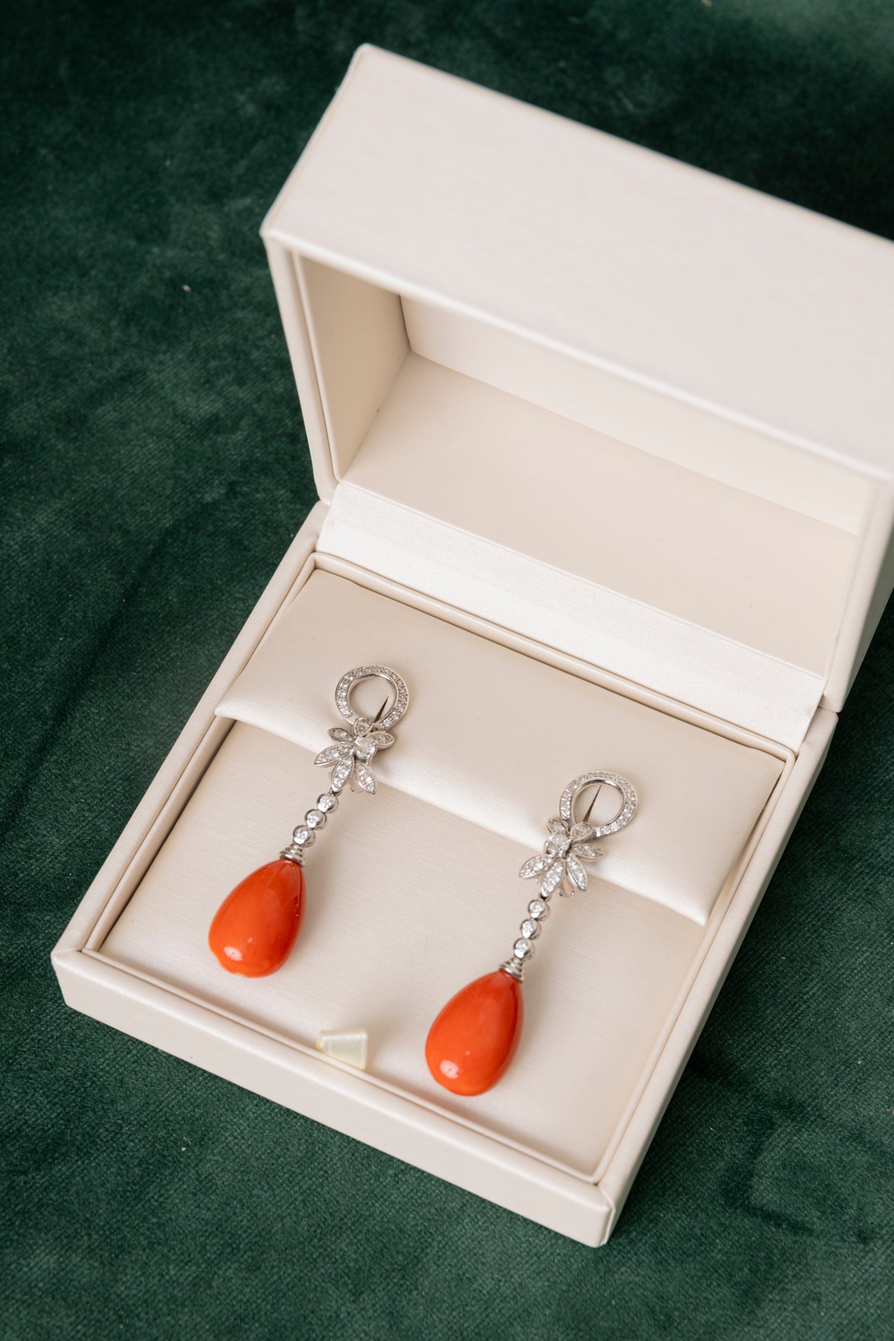 Pendientes largos de Coral y Diamantes