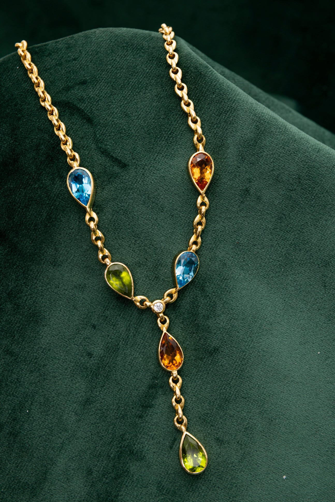 Gargantilla Corbatero con piedras preciosas de colores