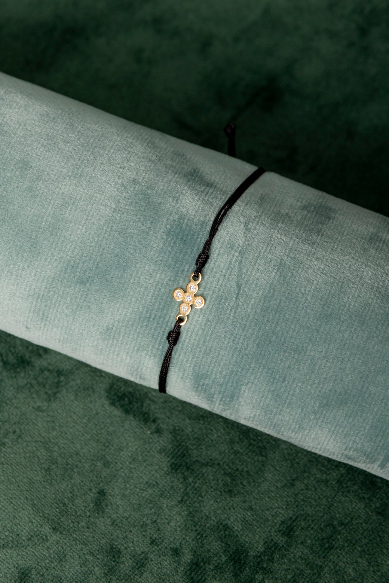 Pulsera de Hilo y Cruz de Diamantes