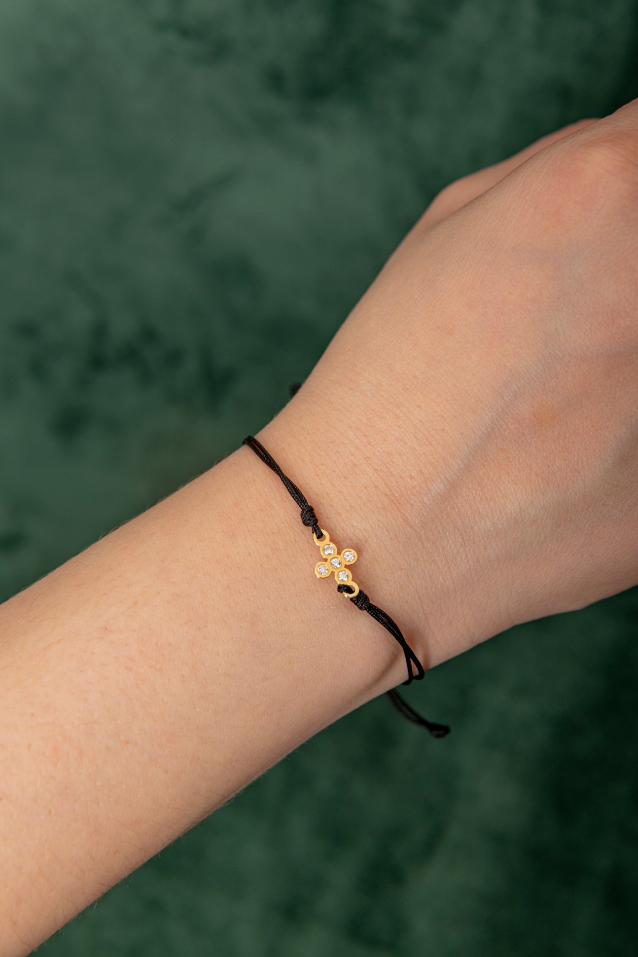 Pulsera de Hilo y Cruz de Diamantes