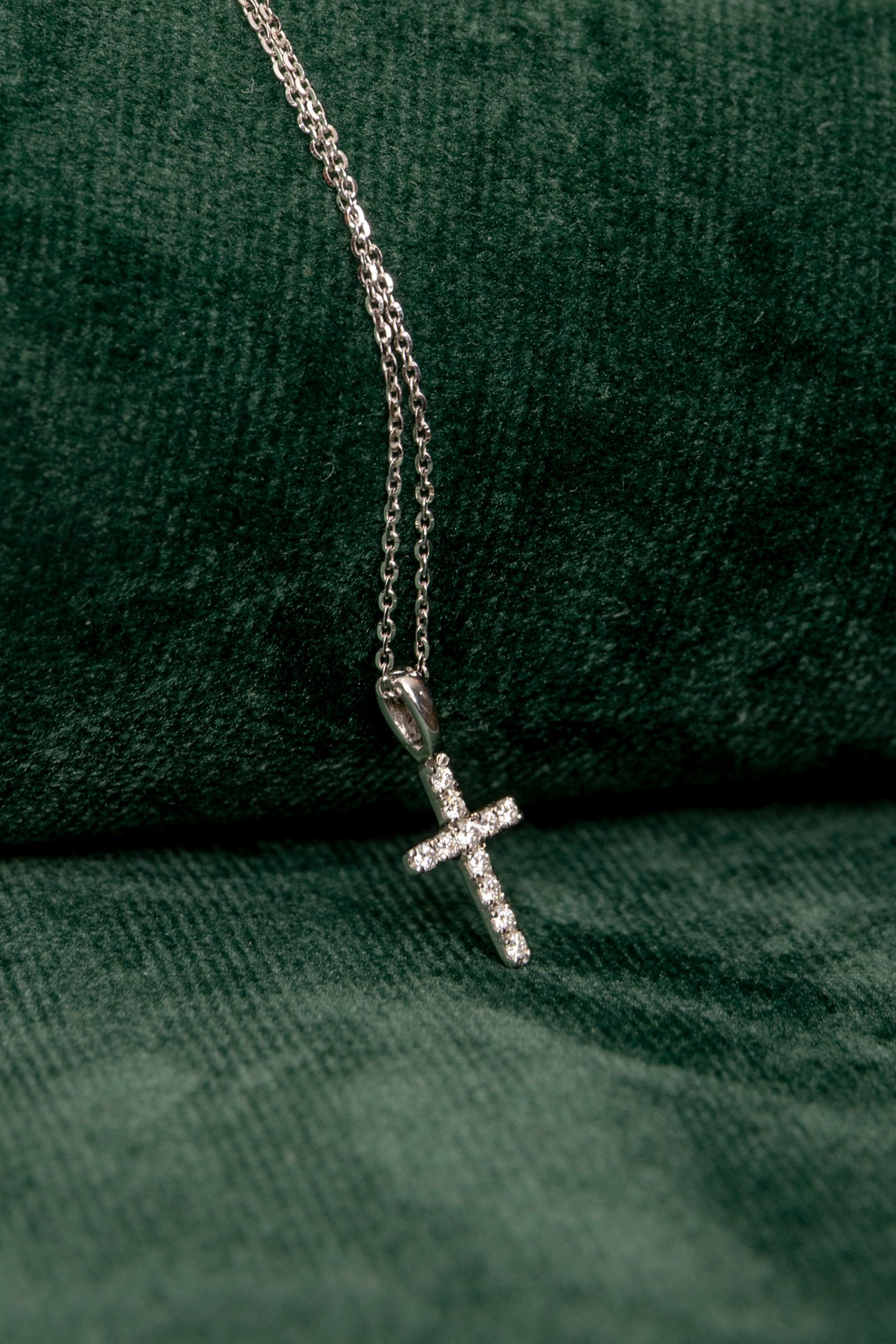 Cadena con Cruz de Diamantes