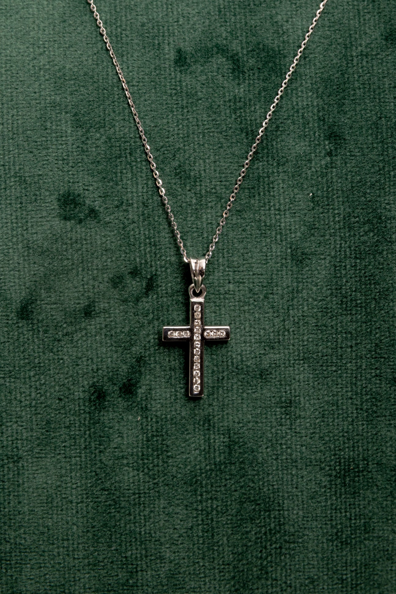 Cadena con Cruz de Diamantes