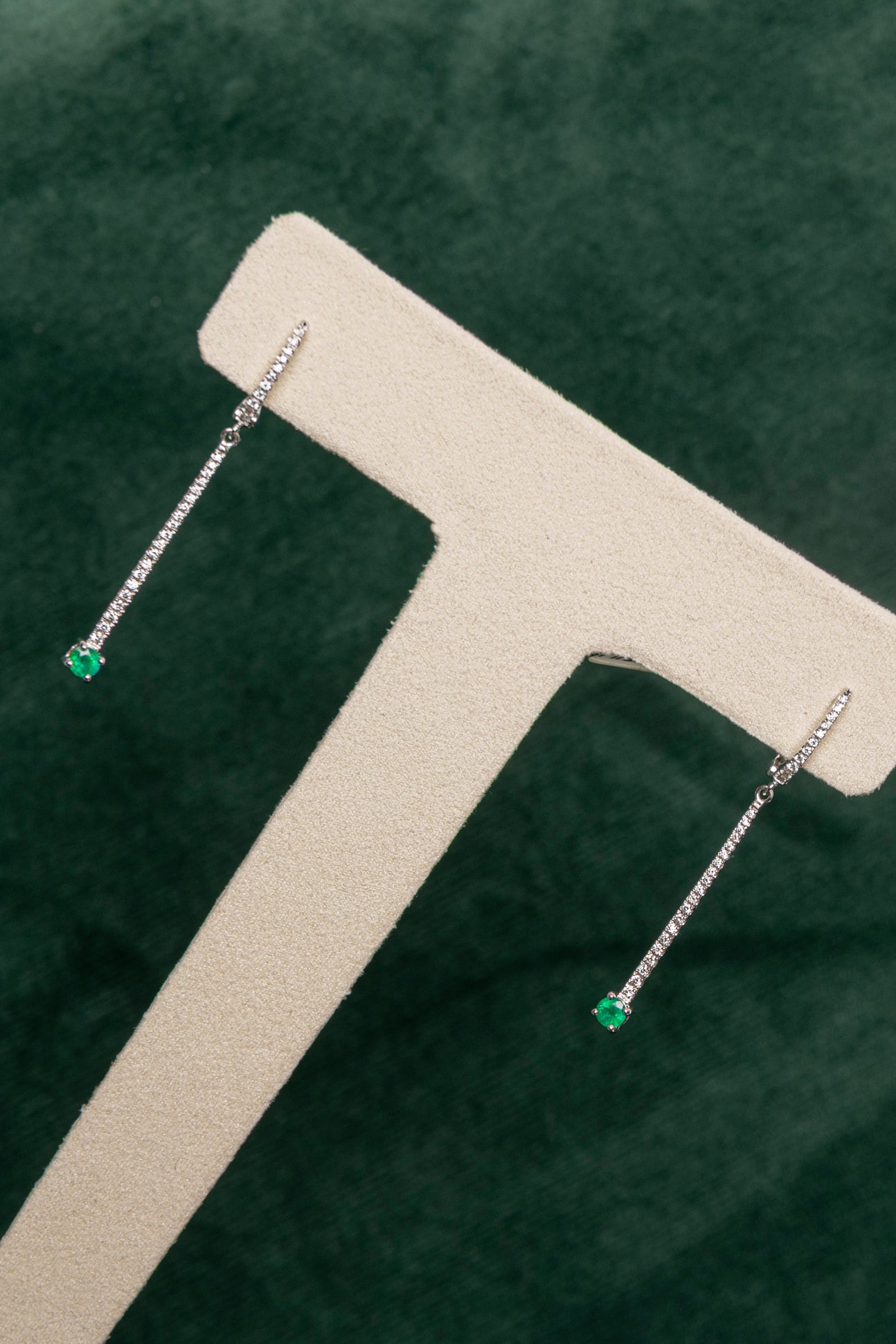 Pendientes largos de Diamantes y Esmeraldas