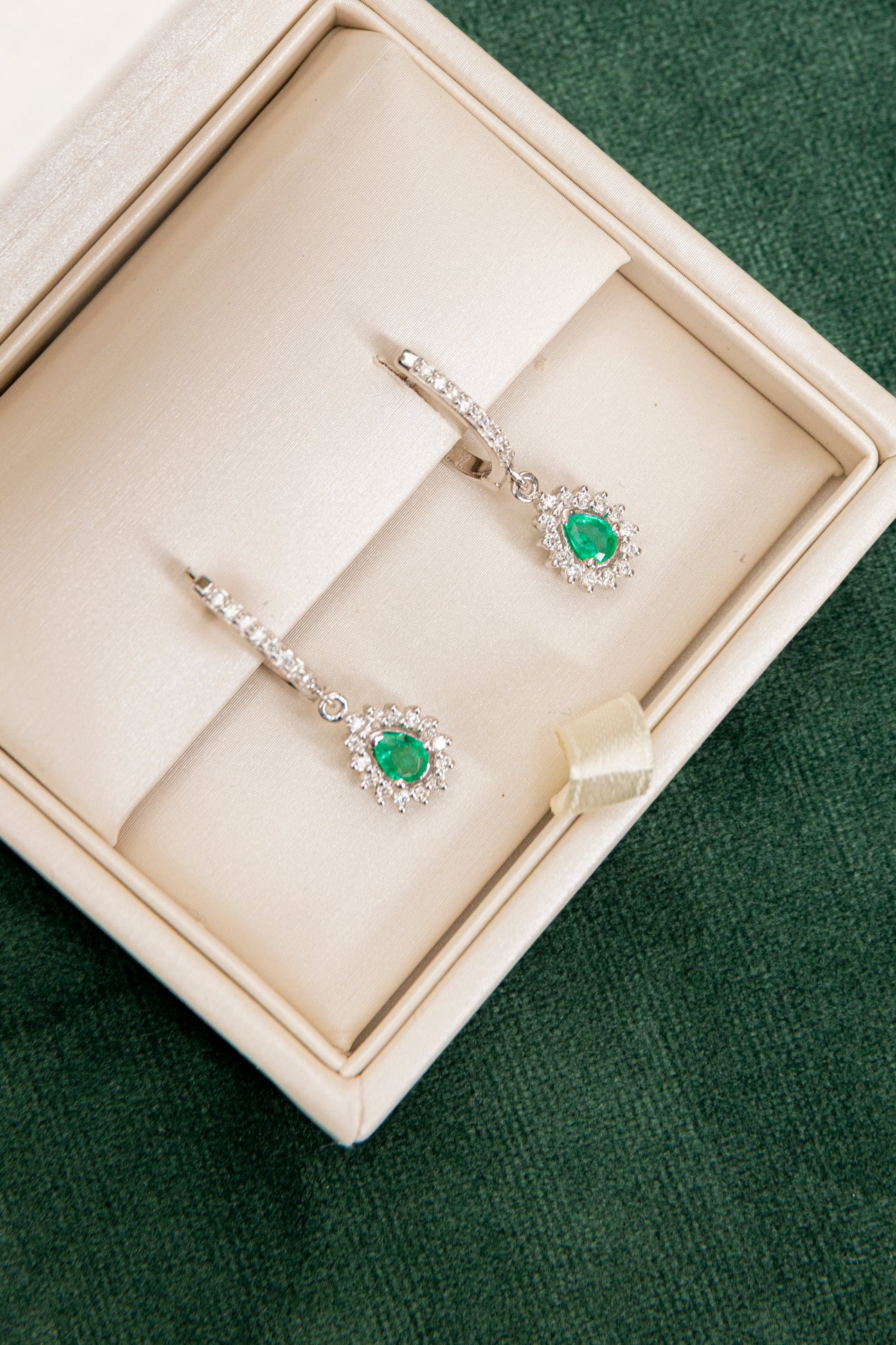 Pendientes de Esmeralda Pera con Orla de Diamantes