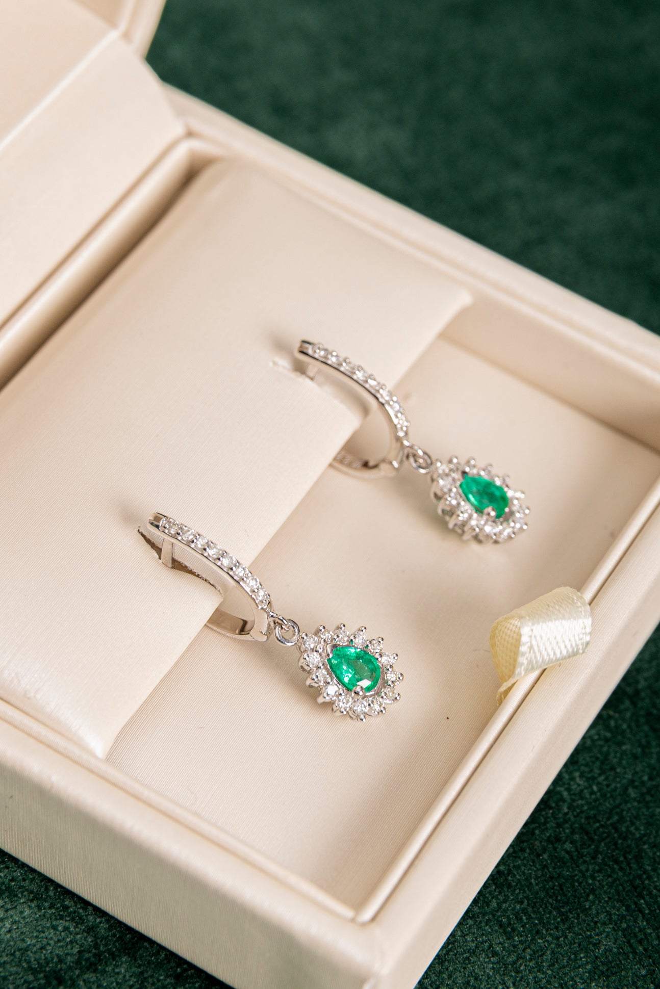Pendientes de Esmeralda Pera con Orla de Diamantes