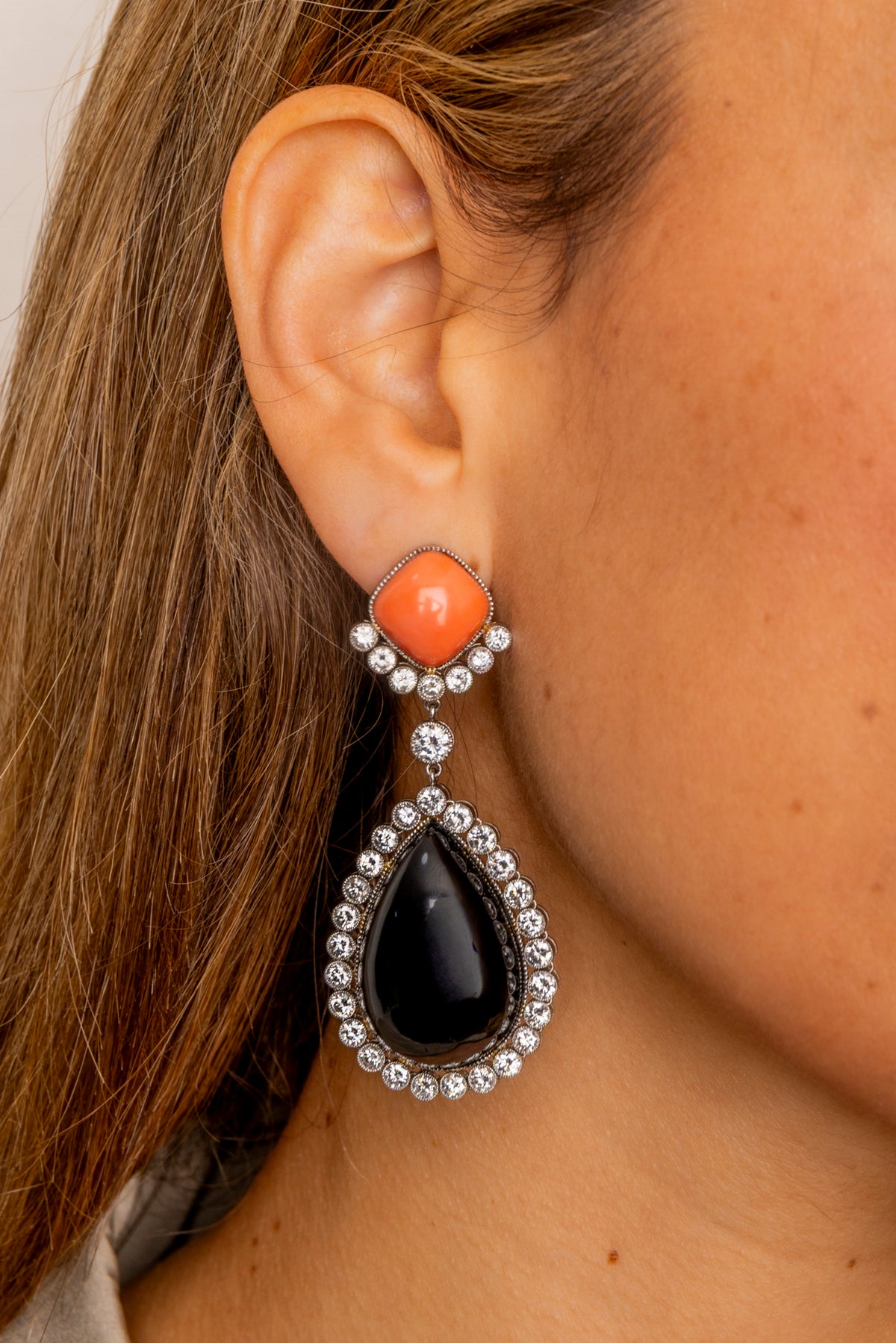 Pendientes largos de Coral y Ónix con orla de Diamantes