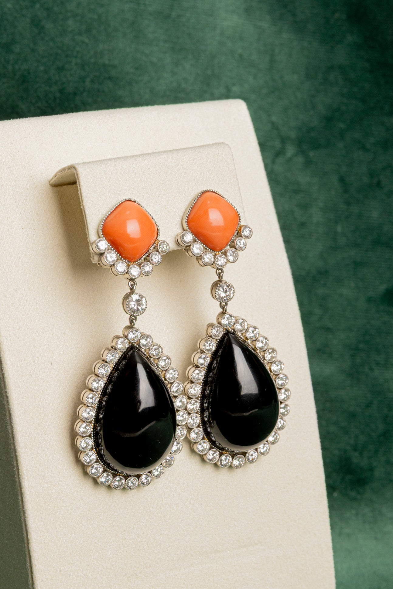 Pendientes largos de Coral y Ónix con orla de Diamantes