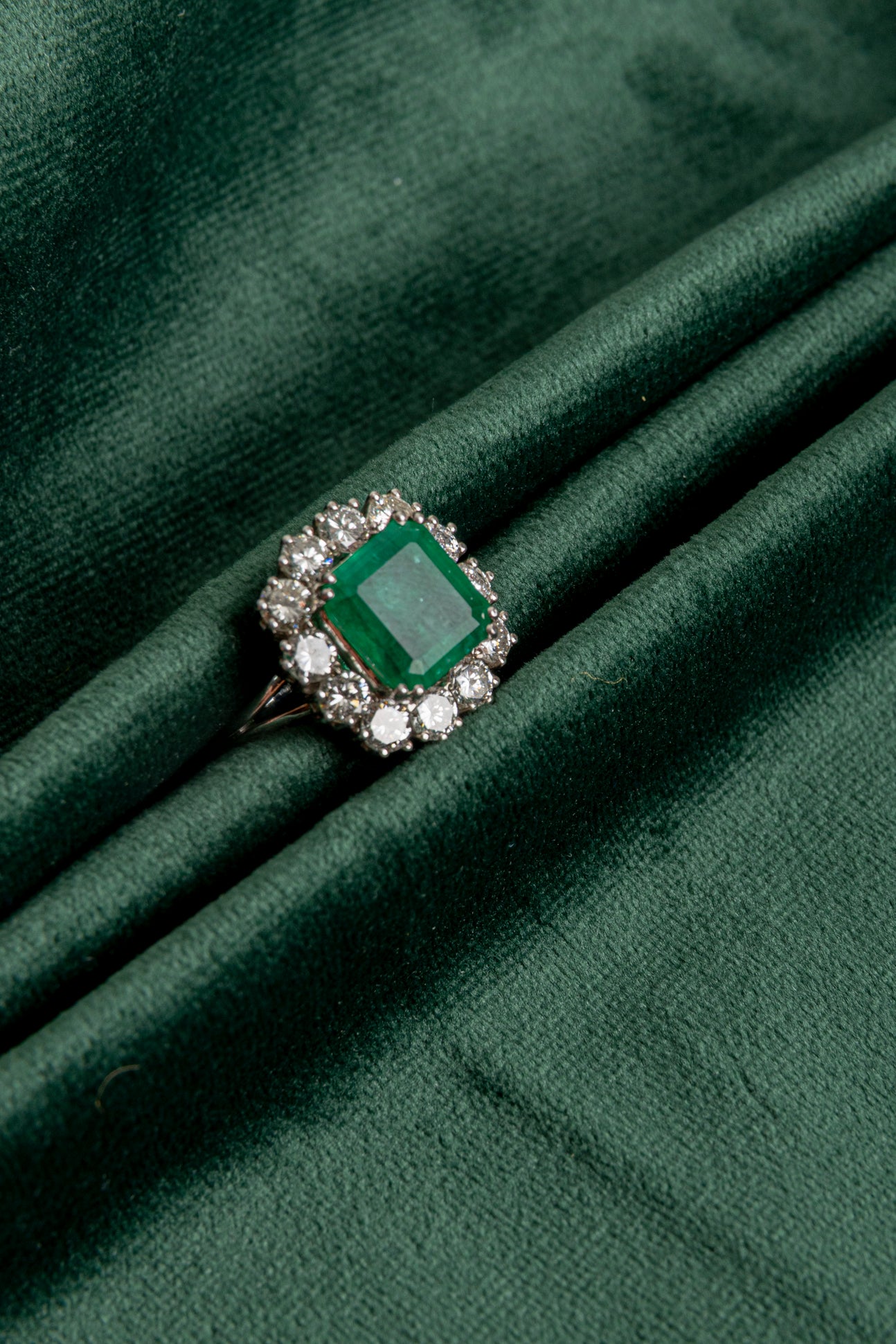 Sortija de Esmeralda con orla de Diamantes