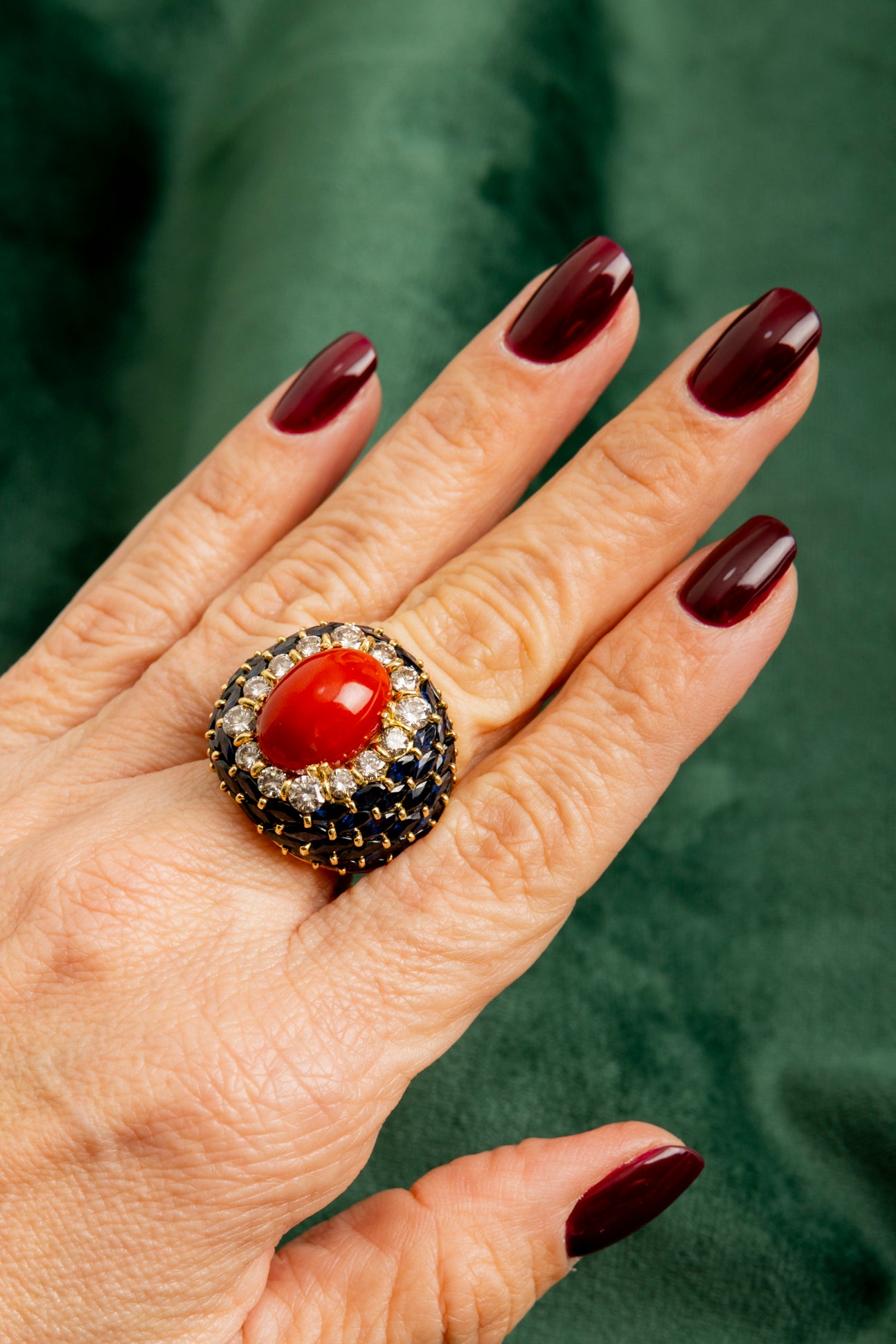 Sortija Trombino de Coral con Zafiros y Diamantes