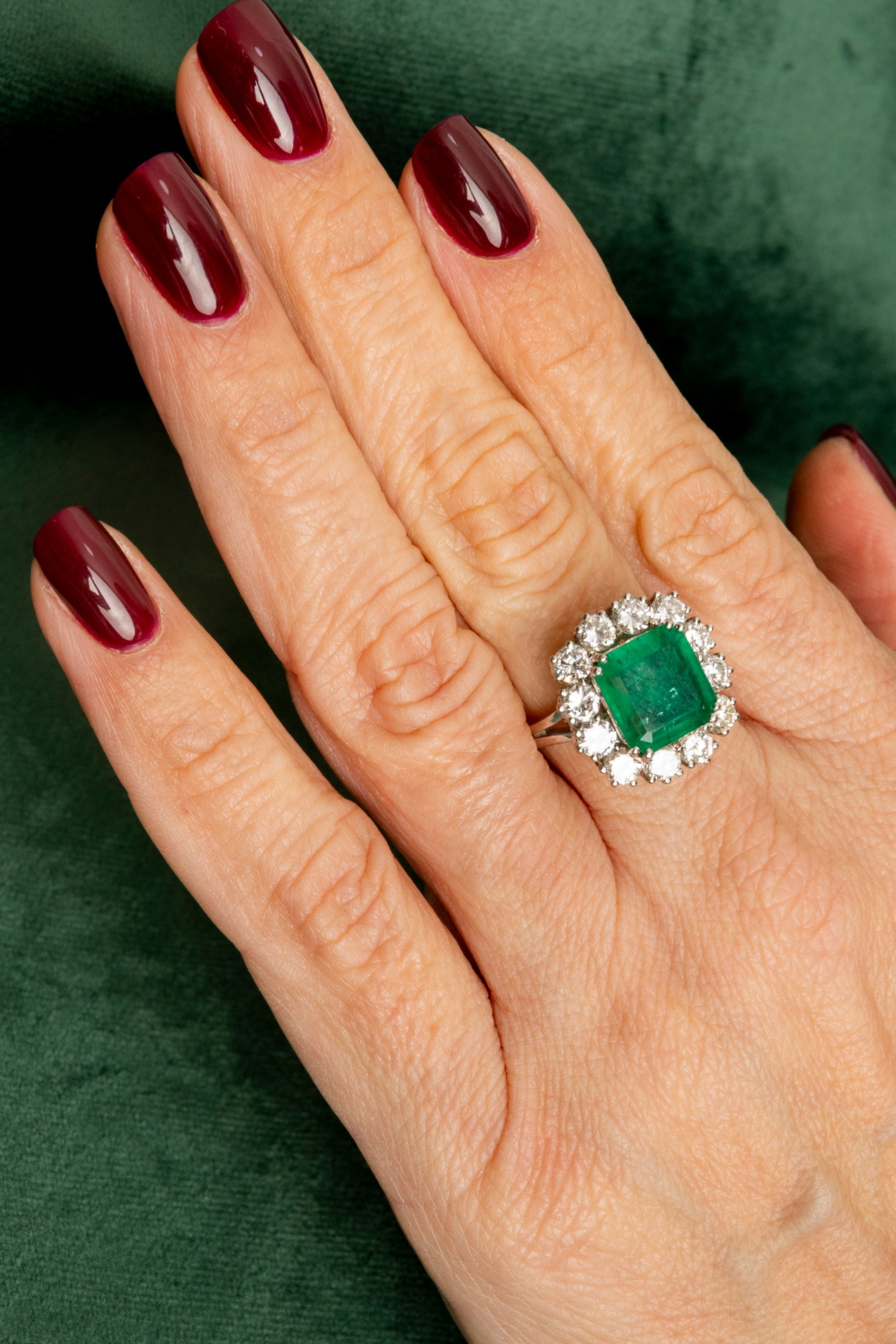 Sortija de Esmeralda con orla de Diamantes