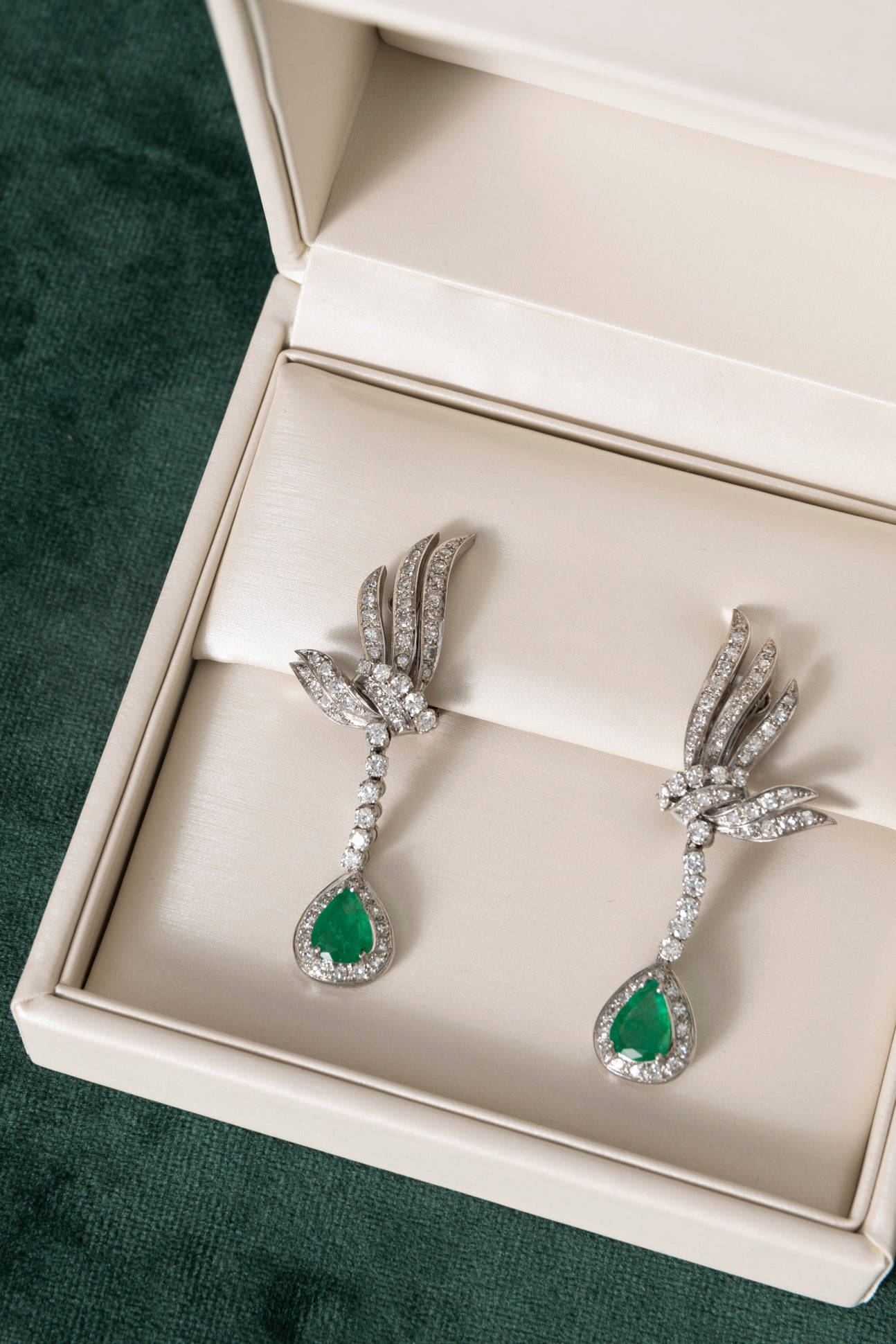 Pendientes Largos de Esmeraldas y Diamantes