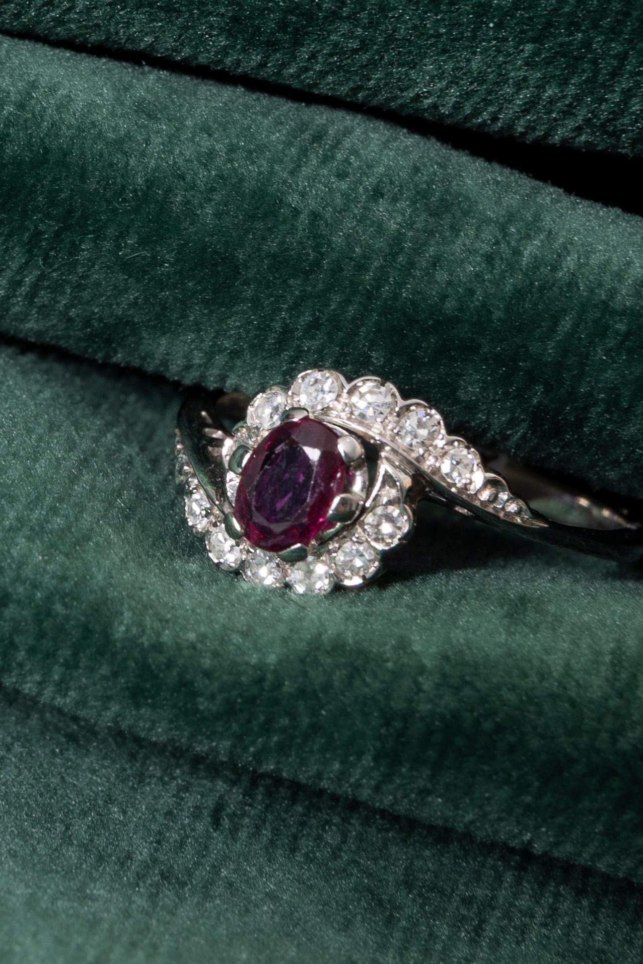 Sortija de Rubí con Roleo de Diamantes