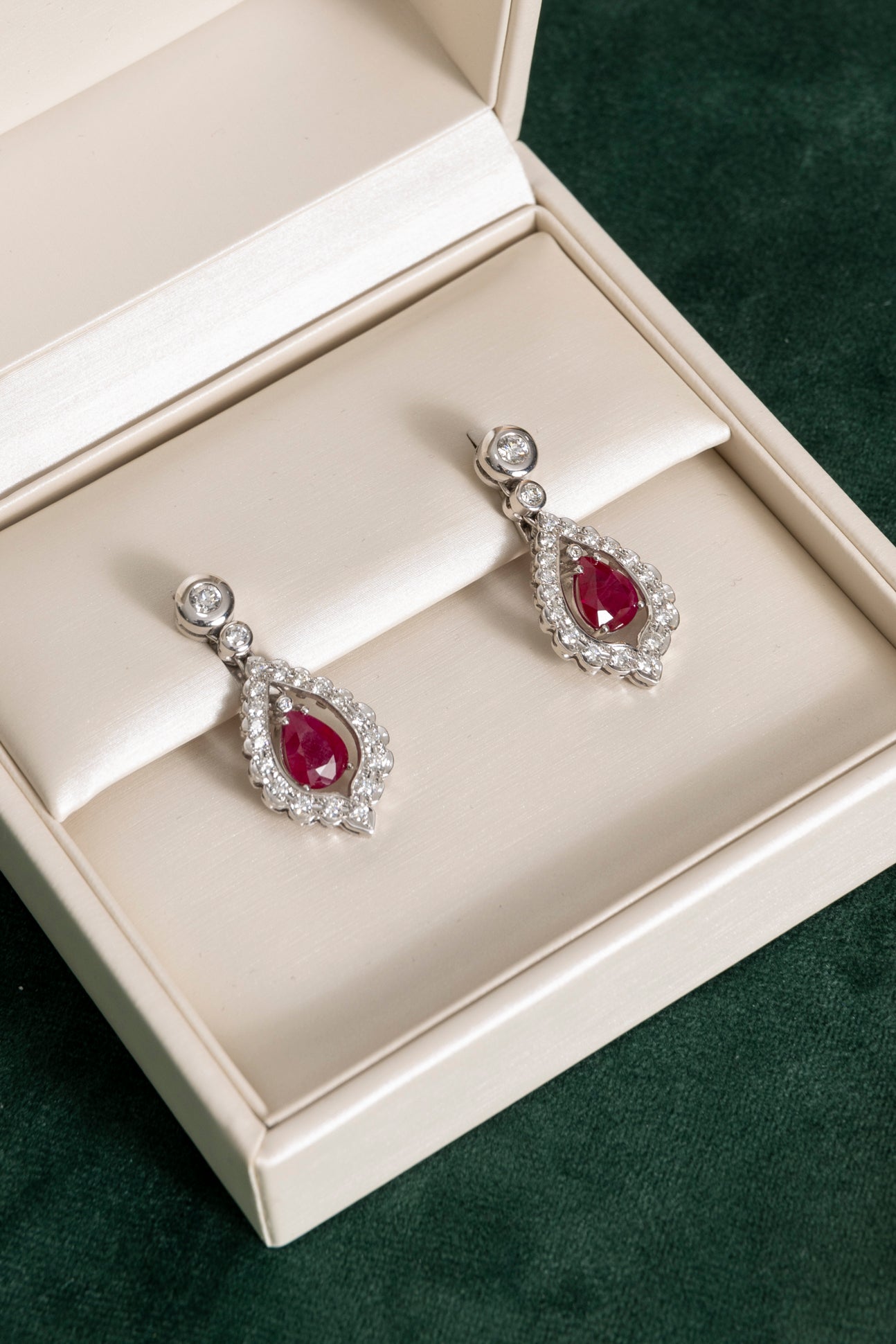 Pendientes Largos de Rubíes y Diamantes